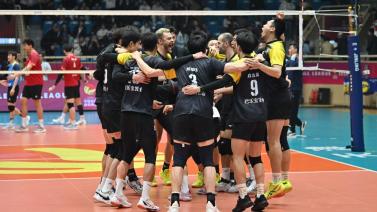 足球报谈国足阵容：若韦世豪顶在锋线则阵型442，若双后腰则4231.